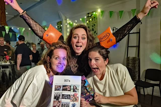 Bingo Beats – Klassieke Muziekbingo Gezellige groep mensen speelt Bingo Beats, de klassieke muziekbingo vol herkenbare hits, muziekfragmenten en vrolijke bingomomenten.