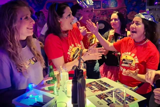 Top 2000 Muziekbingo Deelnemers spelen de Top 2000 Muziekbingo en herkennen bekende nummers uit de Top 2000 tijdens een gezellige en muzikale bingoavond.