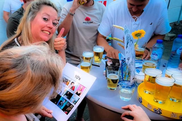 Internationale Muziekbingo Een enthousiaste groep speelt de Internationale Muziekbingo met bekende internationale hits, muziekfragmenten en nummers uit verschillende landen en tijdperken.